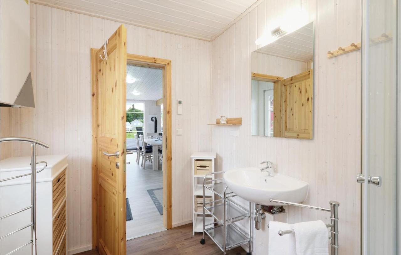 Beach Front Home In Zerpenschleuse With Wifi Extérieur photo